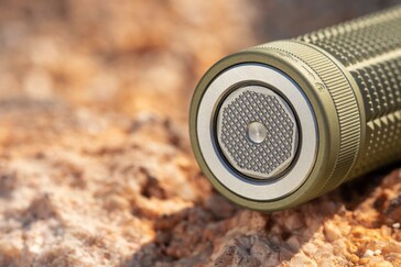 De achterste schakelaar biedt toegang tot turbo en hoge helderheidsniveaus, met optionele kortstondige inschakeling.