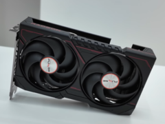 Het Sapphire Pulse RX 9060 non-XT model dat hier wordt getoond is een vrij kleine kaart. (Afbeeldingsbron: Technosaurus op YouTube, bewerkt)