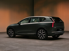 Opvallend ontwerp van de achterkant: De volledig elektrische Volvo EX60 is een echte wolf in schaapskleren, met een vermogen van 680 hp in de topversie P12 AWD.