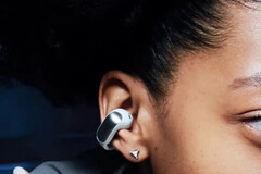 De Open Ear Clips TWS hebben een van de meer ongebruikelijke ontwerpen van Bose. (Afbeeldingsbron: MySmartPrice)