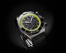 Breitling Super Chronomat B19 44 Perpetual Calendar Chronograph met een wijzerplaat van koolstofvezel, een limoengroene tachymeterschaal en een donkere kast.