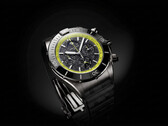 Breitling Super Chronomat B19 44 Perpetual Calendar Chronograph met een wijzerplaat van koolstofvezel, een limoengroene tachymeterschaal en een donkere kast.