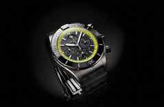 Breitling Super Chronomat B19 44 Perpetual Calendar Chronograph met een wijzerplaat van koolstofvezel, een limoengroene tachymeterschaal en een donkere kast.