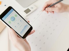Een hand die een smartphone vasthoudt waarop de gezondheidsapp is geopend