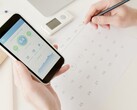 Een hand die een smartphone vasthoudt waarop de gezondheidsapp is geopend