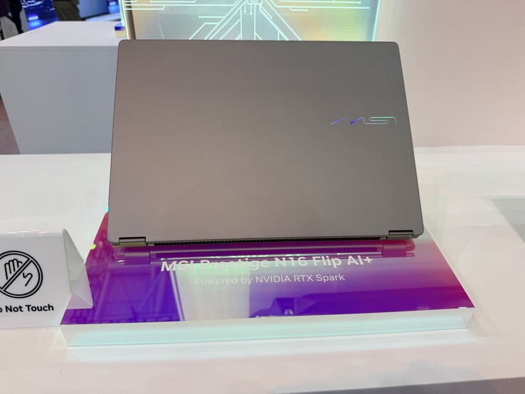 MSI's 2-in1 Prestige N16 Flip AI+ zoals afgebeeld op Computex.