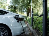 Een elektrische auto aangesloten (Afbeelding bron: Emma Smith via Unsplash; bijgesneden)