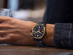 De Citizen NB6086-54E om iemands pols.