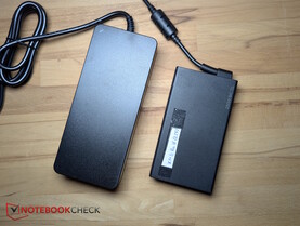 Links: lompe 180 W voedingsadapter. Rechts: 250 W adapter van de XMG Pro 16