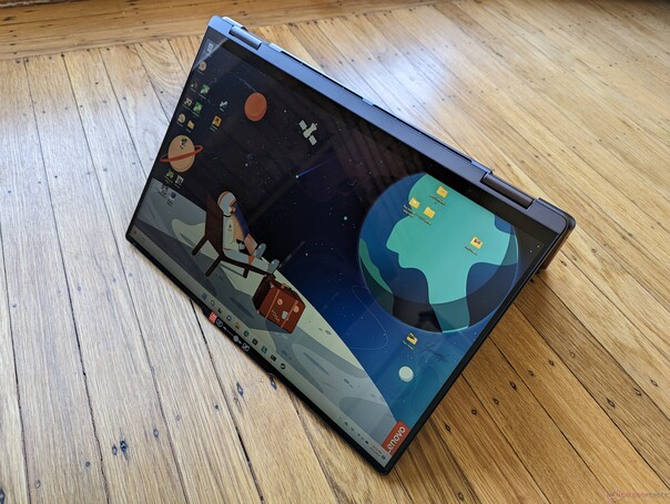 De meeste convertible laptops zijn geschikt voor aanraken (Afgebeeld: Lenovo Yoga 7 16IRL8, bron: Notebookcheck)