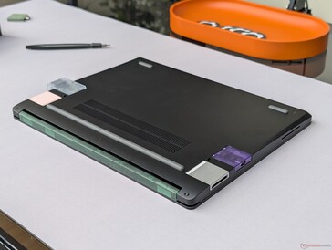 De onderkant van Laptop 13 Pro toont volledige achterwaartse compatibiliteit met dezelfde uitbreidingskaarten als op de Laptop 13.5 en Framework Desktop