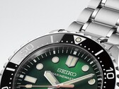 Close-up van de Seiko Marinemaster HBF003J1 met zijn groene wijzerplaat met sunburst-afwerking,