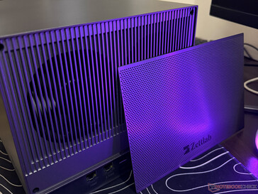 De meegeleverde stofvrije hoes voor de achterkant van de NAS