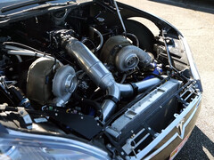 Tesla Model S met een retrofit twin-turbo Big Block Chevy motor. (Afbeeldingsbron: Engine Builder/YT)