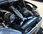 Tesla Model S met een retrofit twin-turbo Big Block Chevy motor. (Afbeeldingsbron: Engine Builder/YT)