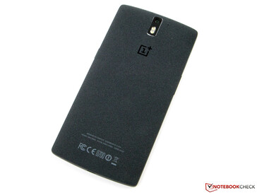 De achterkant van de OnePlus One was buitengewoon: hij voelde hoogwaardig aan en had een gebogen ontwerp.