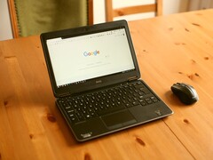 Een Windows-laptop op een houten tafel met de startpagina van Google geopend in de browser