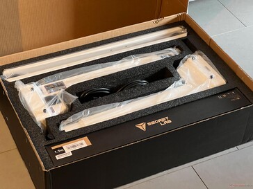 Het kleinere pakket bevat pootkolommen, tafelpoten &amp; de bureaumat.