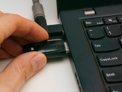 Iemand steekt een USB-beveiligingssleutel in een laptop