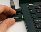 Iemand steekt een USB-beveiligingssleutel in een laptop