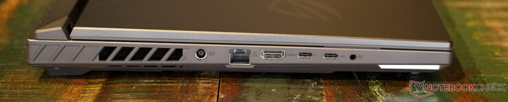 Gelijkstroomvoeding, RJ-45 (LAN), HDMI 2.1, USB Type-C met Thunderbolt 4, USB Type-C met DisplayPort en Power Delivery, 3,5 mm aansluiting
