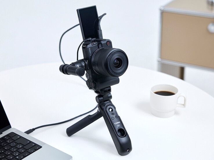 De Canon EOS R50 V camera kan dankzij de dubbele statiefbevestiging zowel horizontaal als verticaal sociale media updates draadloos livestreamen. (Afbeeldingsbron: Canon)
