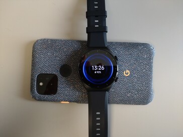 Omgekeerd draadloos opladen is ook mogelijk met de Xiaomi smartwatch.