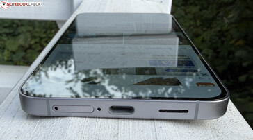 Onder: dual SIM, microfoon, USB-C 3.2 gen 1, luidspreker