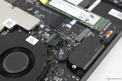De luidsprekers zijn naar boven gericht langs de zijkanten van het toetsenbord in plaats van naar de hoeken, zoals bij de meeste andere laptops. De handpalmsteunen trillen helemaal niet, zelfs niet bij maximaal volume De luidsprekers zijn naar boven gericht langs de zijkanten van het toetsenbord in plaats van naar de hoeken, zoals bij de meeste andere laptops. De handpalmsteunen trillen helemaal niet, zelfs niet bij maximaal volume