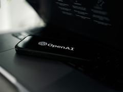 Het OpenAI-logo op een telefoon