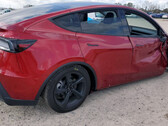 De Model Y 2026 heeft al een groot ongeluk gehad zonder schade aan de passagierskooi. (Afbeelding bron: Copart)