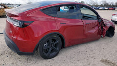 De Model Y 2026 heeft al een groot ongeluk gehad zonder schade aan de passagierskooi. (Afbeelding bron: Copart)