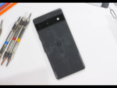 De Pixel 7a voorafgaand aan de teardown. (Bron: JerryRigEverything via YouTube)