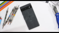 De Pixel 7a voorafgaand aan de teardown. (Bron: JerryRigEverything via YouTube)