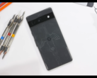 De Pixel 7a voorafgaand aan de teardown. (Bron: JerryRigEverything via YouTube)