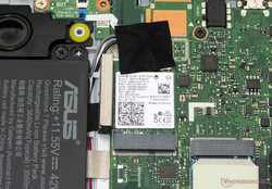 Verwijderbare Intel Wi-Fi AX201-kaart in de Asus VivoBook Flip 14 TP470EZ.