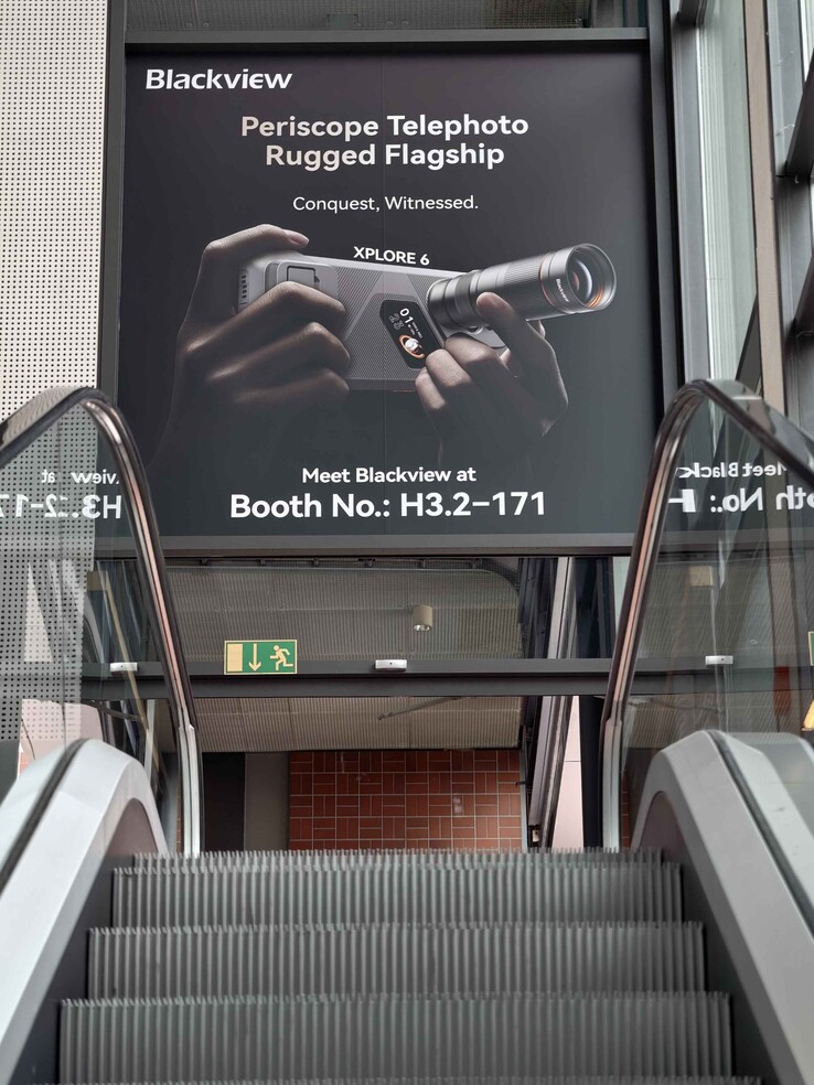 De Blackview-telefoon met teleconverter wordt prominent geadverteerd op de IFA 2026.