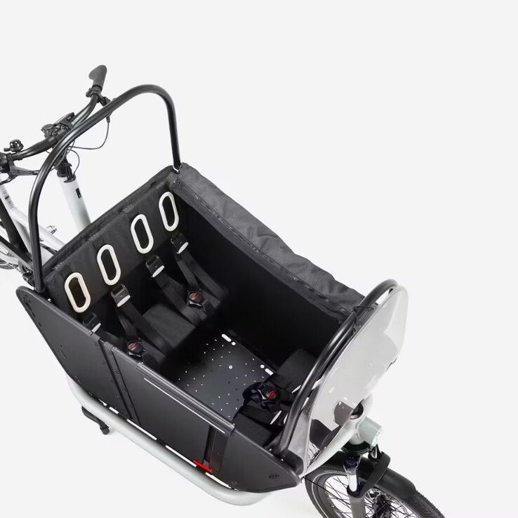 De Decathlon Btwin F900E Elektrische Family Cargo Bike in Polar White. (Afbeelding bron: Decathlon)