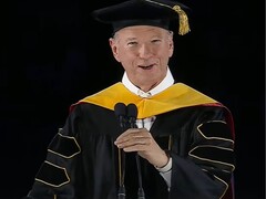 Een screengrab van de ex-CEO van Google, Eric Schmidt, die studenten toespreekt tijdens de ceremonie van de Universiteit van Arizona in 2026