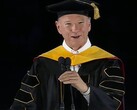 Een screengrab van de ex-CEO van Google, Eric Schmidt, die studenten toespreekt tijdens de ceremonie van de Universiteit van Arizona in 2026