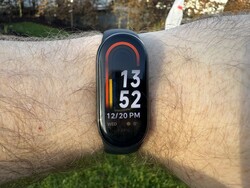 Xiaomi Smart Band 8 in de zon