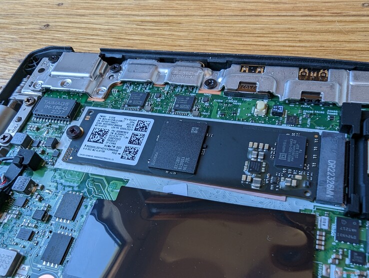 Slechts één M.2 2280 PCIe4 x4 slot. Er is geen warmte verspreider inbegrepen