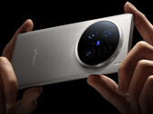 De X200 Ultra zal in de voetsporen treden van de X100 Ultra, afgebeeld, met drie achterwaarts gerichte camera's. (Afbeeldingsbron: Vivo)
