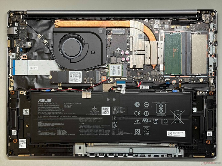 Asus ExpertBook PM5605 ter vergelijking. Gematigde verschillen in SODIMM- en batterijcapaciteit tussen de twee modellen, ondanks hun vergelijkbare uiterlijke vormgeving