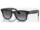 Zwarte Ray-Ban Meta Gen 2, van voren afgebeeld op een witte achtergrond, met camera en opnamelampje in de voorste hoeken