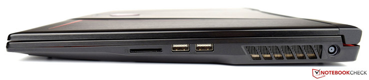 Rechts: SD-kaartlezer, 2x USB 3.0, ventilatoropeningen, adapter