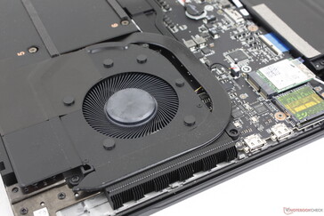 De koeloplossing bestaat uit twee ~60 mm ventilatoren en een dampkamer-koeler