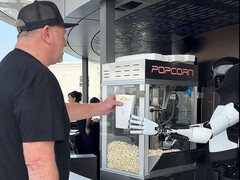 De Optimus-robot serveert popcorn in het Tesla Diner. (Afbeeldingsbron: Tesla Club-SoCal/X)