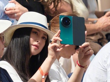De Vivo X Fold 6 in groene uitvoering wordt volgens geruchten vastgehouden door de Chinese actrice Zhu Zhu.