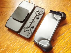 De Abxylute M6 Bluetooth-controller wordt geleverd met een afneembare grip.